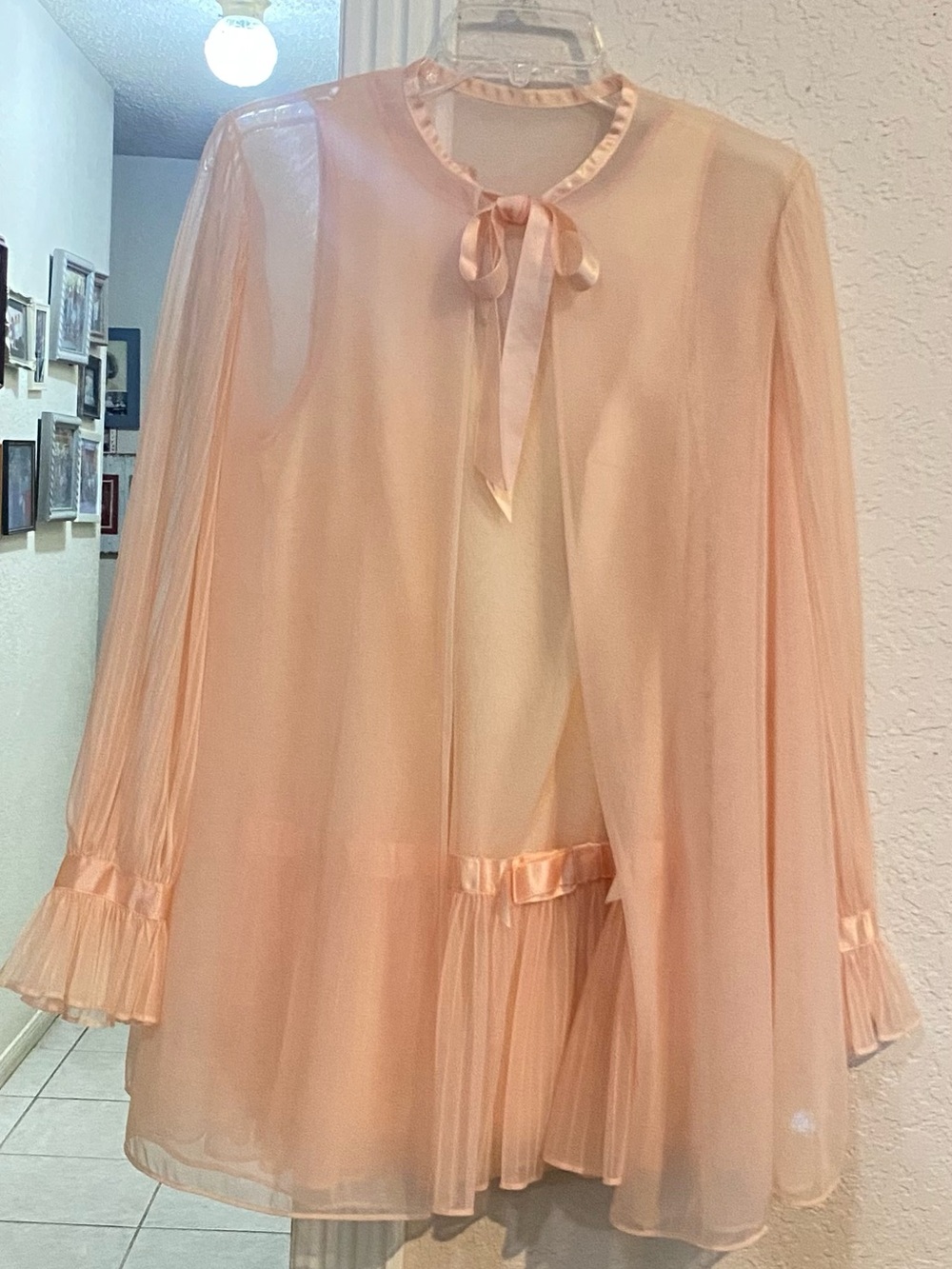 Vanity Fair Blush Pink Lingerie gown & robe. Nylon chiffon peignoir
VTG